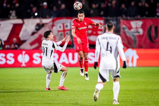 2025-01-30 FC Twente v Besiktas JK - UEFA Europa League 2024 25 League Phase MD8 ENSCHEDE, NETHERLANDS - JANUARY 30: Anass Salah-Eddine of FC Twente heads the ball with Mustfa Hekimoglu of Besiktas JK during the UEFA Europa League 2024 25 League Phase MD8 match between FC Twente and Besiktas JK at De Grolsch Veste on January 30, 2025 in Enschede, Netherlands. Enschede De Grolsch Veste Netherlands Content not available for redistribution in The Netherlands directly or indirectly through any third parties. Copyright: xPeterxLousx