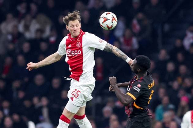 2025-01-30 AFC Ajax v Galatasaray - UEFA Europa League 2024 25 League Phase MD8 AMSTERDAM, NETHERLANDS - JANUARY 30: Wout Weghorst of AFC Ajax heads the ball with Davinson Sanchez of Galatasaray AS during the UEFA Europa League 2024 25 League Phase MD8 match between AFC Ajax and Galatasaray at Johan Cruijff ArenA on January 30, 2025 in Amsterdam, Netherlands. Amsterdam Johan Cruijff ArenA Netherlands Content not available for redistribution in The Netherlands directly or indirectly through any third parties. Copyright: xBenxGalx
