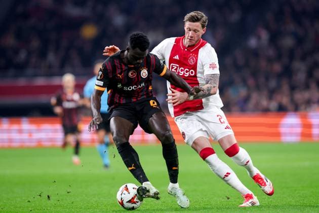 2025-01-30 AFC Ajax v Galatasaray - UEFA Europa League 2024 25 League Phase MD8 AMSTERDAM, NETHERLANDS - JANUARY 30: Wout Weghorst of AFC Ajax battles for possession with Davinson Sanchez of Galatasaray AS during the UEFA Europa League 2024 25 League Phase MD8 match between AFC Ajax and Galatasaray at Johan Cruijff ArenA on January 30, 2025 in Amsterdam, Netherlands. Amsterdam Johan Cruijff ArenA Netherlands Content not available for redistribution in The Netherlands directly or indirectly through any third parties. Copyright: xBenxGalx