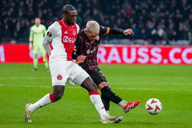 2025-01-30 AFC Ajax v Galatasaray - UEFA Europa League 2024 25 League Phase MD8 AMSTERDAM, NETHERLANDS - JANUARY 30: Elias Jelert of Galatasaray battles for the ball with Jorthy Mokio of AFC Ajax during the UEFA Europa League 2024 25 League Phase MD8 match between AFC Ajax and Galatasaray at Johan Cruijff ArenA on January 30, 2025 in Amsterdam, Netherlands. Amsterdam Johan Cruijff ArenA Netherlands Content not available for redistribution in The Netherlands directly or indirectly through any third parties. Copyright: xGabrielxCalvinoxAlonsox