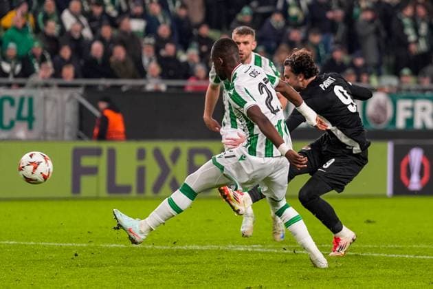 2025-01-30 Ferencvaros v AZ Alkmaar - UEFA Europa League BUDAPEST, HUNGARY - JANUARY 30: Troy Parrott of AZ takes a shot during the UEFA Europa League match between Ferencvaros and AZ Alkmaar at Ferencvaros Stadion on January 30, 2025 in Budapest, Hungary. Budapest Ferencvaros Stadion Hungary Content not available for redistribution in The Netherlands directly or indirectly through any third parties. Copyright: xEdxvanxdexPolx