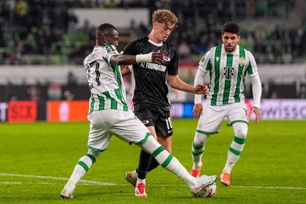 2025-01-30 Ferencvaros v AZ Alkmaar - UEFA Europa League BUDAPEST, HUNGARY - JANUARY 30: Sven Mijnans of AZ runs with the ball, Ibrahim CissÃ of Ferencvaros defends during the UEFA Europa League match between Ferencvaros and AZ Alkmaar at Ferencvaros Stadion on January 30, 2025 in Budapest, Hungary. Budapest Ferencvaros Stadion Hungary Content not available for redistribution in The Netherlands directly or indirectly through any third parties. Copyright: xEdxvanxdexPolx