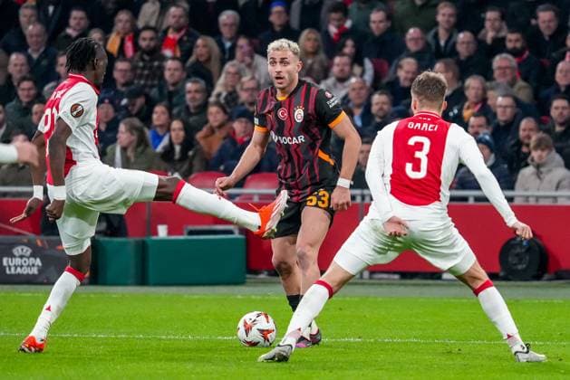 2025-01-30 AFC Ajax v Galatasaray - UEFA Europa League 2024 25 League Phase MD8 AMSTERDAM, NETHERLANDS - JANUARY 30: BarÄ±Åü Alper YÄ±lmaz of Galatasaray is challenged by Bertrand TraorÃ of AFC Ajax and Anton Gaaei of AFC Ajax during the UEFA Europa League 2024 25 League Phase MD8 match between AFC Ajax and Galatasaray at Johan Cruijff ArenA on January 30, 2025 in Amsterdam, Netherlands. Amsterdam Johan Cruijff ArenA Netherlands Content not available for redistribution in The Netherlands directly or indirectly through any third parties. Copyright: xGabrielxCalvinoxAlonsox