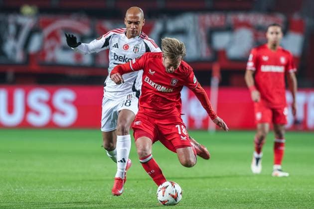 Soccer UEFA Europa League matchday 8 FC Twente Enschede Besiktas JK on 30 01 2025 at Arena De Grolsch Veste in Enschede Joao Mario Istanbul , left Michel Vlap Enschede , right xJRx