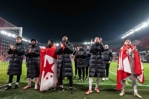 SK SLavia Prague thanks the fans during UEFA Europa league match, SK Slavia Prague - Malmo FF , 30. january 2025, Fortuna Arena, Prague, Czech republic Copyright: xMICHALxFAJT,ZOSPORTU.SKx MAJ_4240