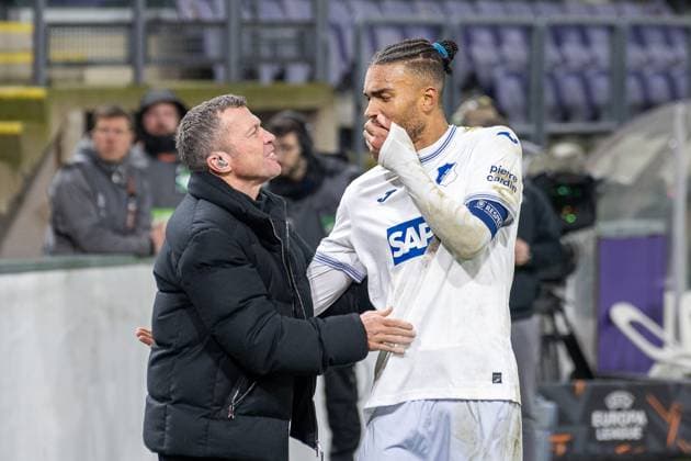 30 01 2025, Football UEFA Europa League, Season 2024 2025, Matchday 08, RSC Anderlecht TSG 1899 Hoffenheim at Lotto Park in Anderlecht Lothar Matthaeus football expert embraces and congratulates Kevin Akpoguma TSG 1899 Hoffenheim, 25 after the victory Photo Kirchner Media Thomas Haesler Copyright: xKirchner-Media ThomasxHaeslerx