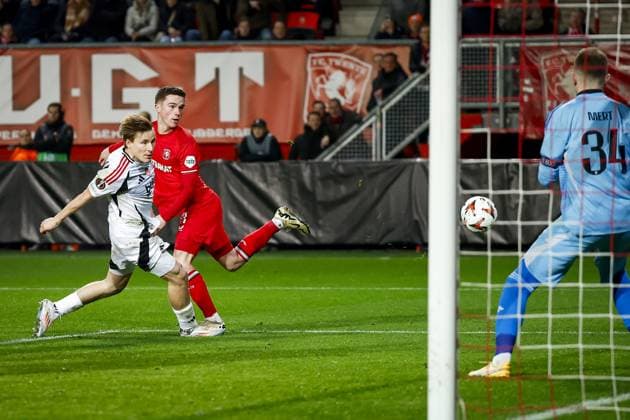 ENSCHEDE - (l-r) Jonas Svensson of Besiktas JK, Daan Rots of FC Twente during the UEFA Europa League match between FC Twente and Besiktas JK at Stadion De Grolsch Veste on Jan. 30, 2025 in Enschede, Netherlands. ANP VINCENT JANNINK UEFA Europa League 2024 25 League Phase MD8 2024 25 xVIxANPxSportx xxANPxIVx 518739881 originalFilename: 518739881.jpg
