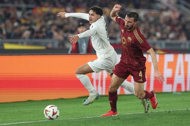 Rome, Italy 30.01.2025: Fares Chaibi of Eintracht Frankfurt, Bryan Cristante of Roma during the Uefa Europa League 2024-2025, football match between AS Roma vs Eintracht Frankfurt at Olympic Stadium in Rome.  Copyright: xMarcoxIacobucci IPAxSportx xipa-agency.netx xx IPA_53474725 IPA_Agency_IPA53474725