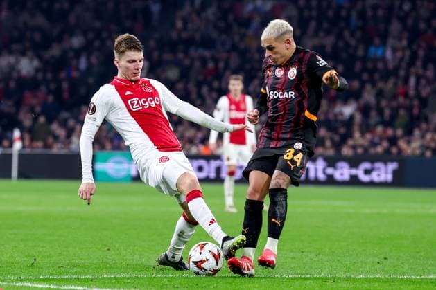 2025-01-30 AFC Ajax v Galatasaray - UEFA Europa League 2024 25 League Phase MD8 AMSTERDAM, NETHERLANDS - JANUARY 30: Anton Gaaei of AFC Ajax battles for possession with Lucas Torreira of Galatasaray AS during the UEFA Europa League 2024 25 League Phase MD8 match between AFC Ajax and Galatasaray at Johan Cruijff ArenA on January 30, 2025 in Amsterdam, Netherlands. Amsterdam Johan Cruijff ArenA Netherlands Content not available for redistribution in The Netherlands directly or indirectly through any third parties. Copyright: xBenxGalx