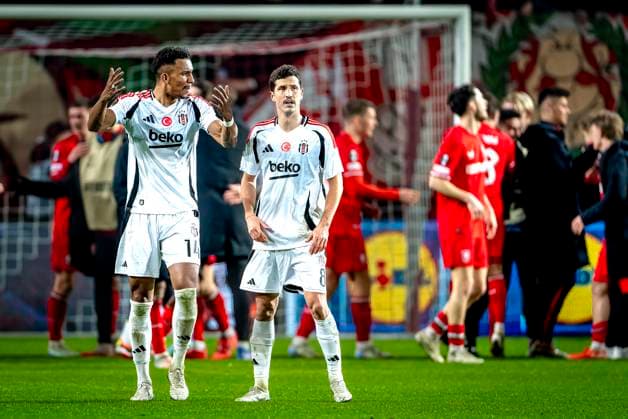 Besiktas JK defender Felix Uduokhai, Besiktas JK midfielder Salih Ucan dejected after the lost game during the match Twente Besiktas at the Grolsch Veste for the UEFA Europa League League phase Matchday 8 season 2024 2025 in ENSCHEDE, Netherlands on 30 january 2025, photo by Marcel van Dorst EYE4images Defodi 746 212270 Defodi-746