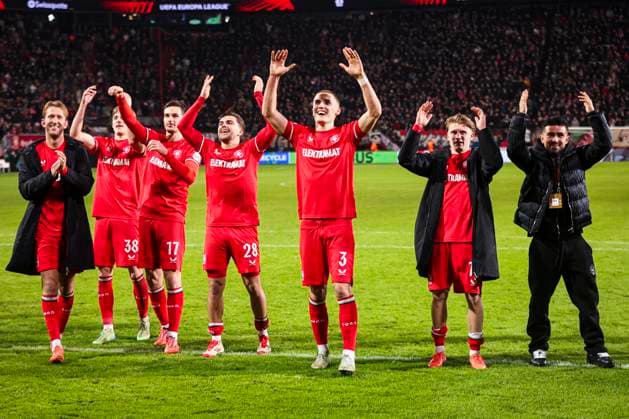 2025-01-30 FC Twente v Besiktas JK - UEFA Europa League 2024 25 League Phase MD8 ENSCHEDE, NETHERLANDS - JANUARY 30: Players of FC Twente celebrates their sides win after the UEFA Europa League 2024 25 League Phase MD8 match between FC Twente and Besiktas JK at De Grolsch Veste on January 30, 2025 in Enschede, Netherlands. Enschede De Grolsch Veste Netherlands Content not available for redistribution in The Netherlands directly or indirectly through any third parties. Copyright: xPeterxLousx