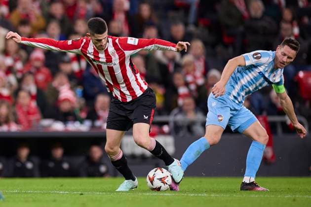 January 30, 2025, Bilbao, Vizcaya, SPAIN: Oihan Sancet of Athletic Club competes for the ball with Lukas Kalvach of FC Viktoria Plzen during the Europa League match between Athletic Club and and FC Viktoria Plzen at San Mames on January 30, 2025, in Bilbao, Spain. Bilbao SPAIN - ZUMAa181 20250130_zaa_a181_026 Copyright: xRicardoxLarreinax