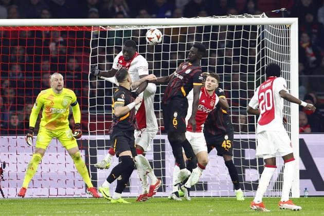 AMSTERDAM - (l-r) Brian Brobbey of Ajax, Davinson Sanchez of Galatasaray SK during the UEFA Europa League match between AFC Ajax and Galatasaray at the Johan Cruijff ArenA on Jan. 30, 2025 in Amsterdam, Netherlands. ANP SEM VAN DER WAL UEFA Europa League 2024 25 League Phase MD8 2024 25 xVIxANPxSportx xxANPxIVx 518741425 originalFilename: 518741425.jpg
