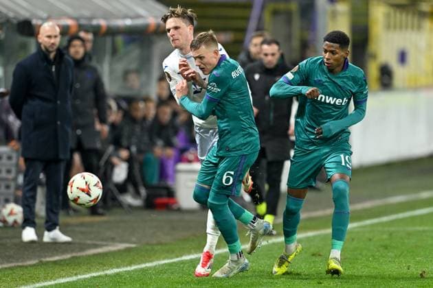 250130 RSC Anderlecht vs TSG Hoffenheim Marius Bulter (21) of Hoffenheim pictured fighting for the ball with Ludwig Augustinsson (6) of Anderlecht and Nilson Angulo (19) of Anderlecht during the league phase - matchday 8 game in the Uefa Europa League season 2024-2025 between Royal Sporting Club Anderlecht and TSG 1899 Hoffenheim from Germany on January 30 , 2025 in Anderlecht, Belgium. (Photo by David Catry Isosport) Anderlecht Belgium  Copyright: xDavidxCatryx 20250130DC2_2267