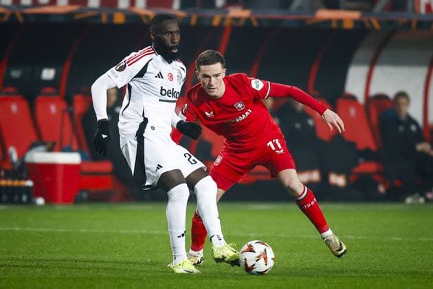 ENSCHEDE - (l-r) Arthur Masuaku of Besiktas JK, Daan Rots of FC Twente during the UEFA Europa League match between FC Twente and Besiktas JK at Stadion De Grolsch Veste on Jan. 30, 2025 in Enschede, Netherlands. ANP VINCENT JANNINK UEFA Europa League 2024 25 League Phase MD8 2024 25 xVIxANPxSportx xxANPxIVx 518741627 originalFilename: 518741627.jpg