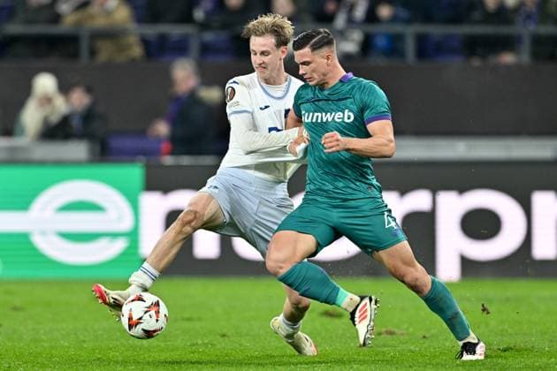 250130 RSC Anderlecht vs TSG Hoffenheim Max Moerstedt (33) of Hoffenheim pictured fighting for the ball with Jan-Carlo Simic (4) of Anderlecht during the league phase - matchday 8 game in the Uefa Europa League season 2024-2025 between Royal Sporting Club Anderlecht and TSG 1899 Hoffenheim from Germany on January 30 , 2025 in Anderlecht, Belgium. (Photo by David Catry Isosport) Anderlecht Belgium  Copyright: xDavidxCatryx 20250130DC2_2374