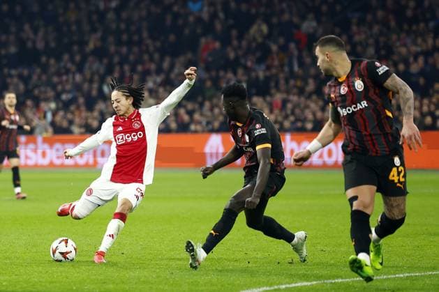 AMSTERDAM - (l-r) Kian Fitz-Jim of Ajax, Davinson Sanchez of Galatasaray SK during the UEFA Europa League match between AFC Ajax and Galatasaray at the Johan Cruijff ArenA on Jan. 30, 2025 in Amsterdam, Netherlands. ANP SEM VAN DER WAL UEFA Europa League 2024 25 League Phase MD8 2024 25 xVIxANPxSportx xxANPxIVx 518741714 originalFilename: 518741714.jpg