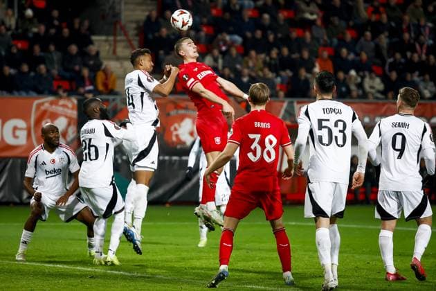 ENSCHEDE - (l-r) Felix Uduokhai of Besiktas JK, Gustaf Lagerbielke of FC Twente during the UEFA Europa League match between FC Twente and Besiktas JK at Stadion De Grolsch Veste on Jan. 30, 2025 in Enschede, Netherlands. ANP VINCENT JANNINK UEFA Europa League 2024 25 League Phase MD8 2024 25 xVIxANPxSportx xxANPxIVx 518742157 originalFilename: 518742157.jpg