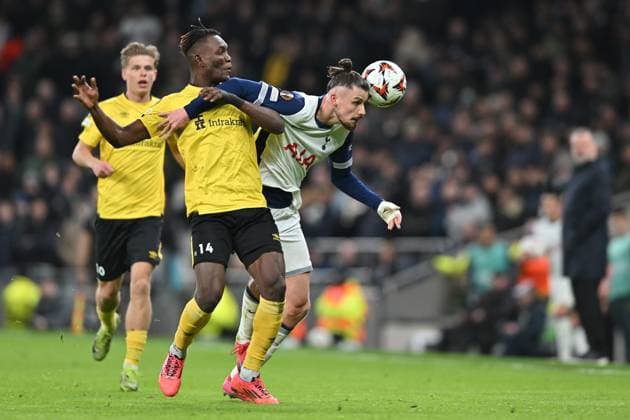 Sport Bilder des Tages Radu Dragusin of Tottenham Hotspur and Jalal Abdullai of Elfsborg challenge for the ball during the UEFA Europa League match between Tottenham Hotspur and Elfsborg at Tottenham Hotspur Stadium, London, England on 30 January 2025. Copyright: xPhilxHutchinsonx 42460039