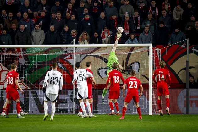 ENSCHEDE - Saving FC Twente goalkeeper Lars Unnerstall during the UEFA Europa League match between FC Twente and Besiktas JK at Stadion De Grolsch Veste on Jan. 30, 2025 in Enschede, Netherlands. ANP VINCENT JANNINK UEFA Europa League 2024 25 League Phase MD8 2024 25 xVIxANPxSportx xxANPxIVx 518742587 originalFilename: 518742587.jpg