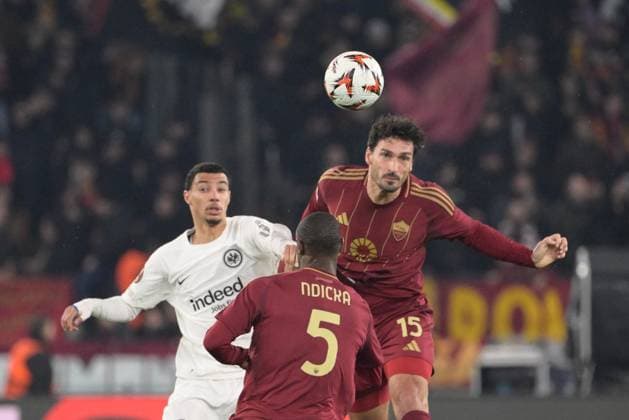 Sport Bilder des Tages CALCIO - UEFA Europa League - AS Roma vs Eintracht Frankfurt Romaâ??s Mats Hummels during the UEFA Europa League 2024-2025 football match between AS Roma vs Eintracht Frankfurt at the Olympic Stadium in Rome on Juanary 30, 2025. Rome Italy  Copyright: xIPAxSport ABACAx