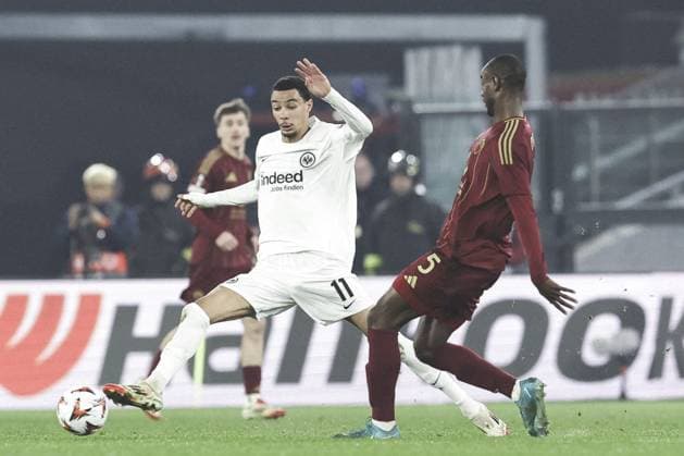 CALCIO - UEFA Europa League - AS Roma vs Eintracht Frankfurt Eintracht Frankfurt s French forward Hugo Ekitike challenges for the ball with Romaâ??s Ivorian defender Evan Ndicka during UEFA Europa League phase match day 8 between AS Roma vs Eintracht Frankfurt at Olimpico stadium on November 07, 2024 in Rome, Italy. Rome Italy  Copyright: xIPAxSport ABACAx