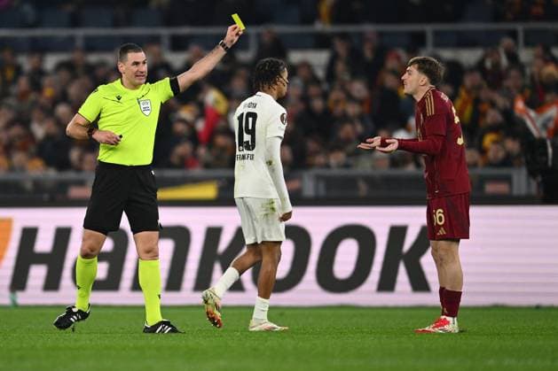 CALCIO - UEFA Europa League - AS Roma vs Eintracht Frankfurt Referee Rade Obrenovi? (SVN) warns Alexis Saelemaekers of A.S. Roma the UEFA Europa League 2024 25 League Phase MD8 match between A.S. Roma and Eintracht Frankfurt at Olympic Stadium on January 30, 2025 in Rome, Italy. Rome Italy  Copyright: xIPAxSport ABACAx
