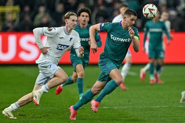 250130 RSC Anderlecht vs TSG Hoffenheim Max Moerstedt (33) of Hoffenheim pictured defending on Leander Dendoncker (32) of Anderlecht during the league phase - matchday 8 game in the Uefa Europa League season 2024-2025 between Royal Sporting Club Anderlecht and TSG 1899 Hoffenheim from Germany on January 30 , 2025 in Anderlecht, Belgium. (Photo by David Catry Isosport) Anderlecht Belgium  Copyright: xDavidxCatryx 20250130DC2_2131