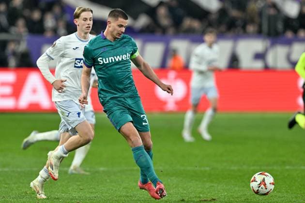 250130 RSC Anderlecht vs TSG Hoffenheim Leander Dendoncker (32) of Anderlecht pictured during the league phase - matchday 8 game in the Uefa Europa League season 2024-2025 between Royal Sporting Club Anderlecht and TSG 1899 Hoffenheim from Germany on January 30 , 2025 in Anderlecht, Belgium. (Photo by David Catry Isosport) Anderlecht Belgium  Copyright: xDavidxCatryx 20250130DC2_2155