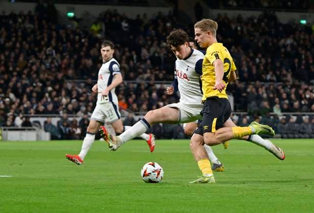 Tottenham Hotspur V IF Elfsborg, Europa Conference League. Gottfrid Rapp (Elfsborg) tries to cross as Archie Gray (Spurs) blocks during the Tottenham Hotspur V IF Elfsborg UEFA Europa Conference League Matchday 6 match at the Tottenham Hotspur Stadium, London. Tottenham Tottenham Hotspur Stadium UK Copyright: xMartinxDaltonx SpursVSElfsborg_300125_MD_002