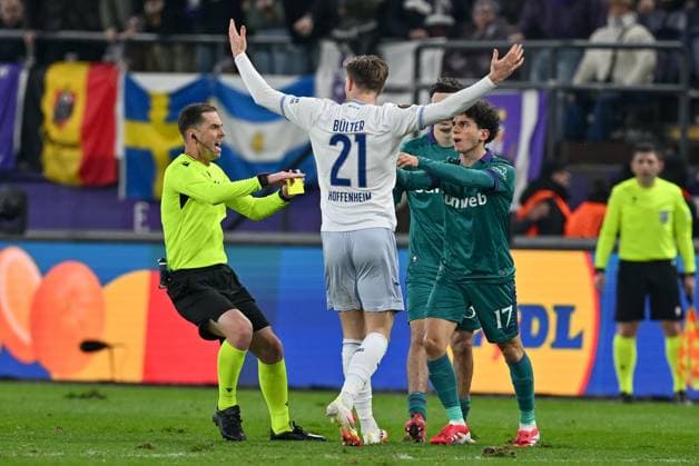 250130 RSC Anderlecht vs TSG Hoffenheim Marius Bulter (21) of Hoffenheim reacts towards Theo Leoni (17) of Anderlecht and referee Giorgi Kruashvili during the league phase - matchday 8 game in the Uefa Europa League season 2024-2025 between Royal Sporting Club Anderlecht and TSG 1899 Hoffenheim from Germany on January 30 , 2025 in Anderlecht, Belgium. (Photo by David Catry Isosport) Anderlecht Belgium  Copyright: xDavidxCatryx 20250130DC2_1887