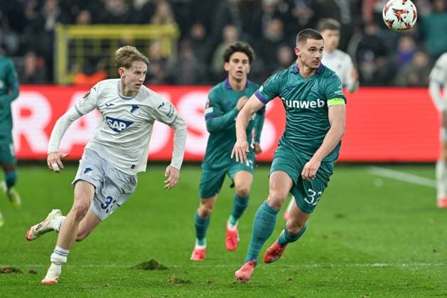 250130 RSC Anderlecht vs TSG Hoffenheim Max Moerstedt (33) of Hoffenheim pictured defending on Leander Dendoncker (32) of Anderlecht during the league phase - matchday 8 game in the Uefa Europa League season 2024-2025 between Royal Sporting Club Anderlecht and TSG 1899 Hoffenheim from Germany on January 30 , 2025 in Anderlecht, Belgium. (Photo by David Catry Isosport) Anderlecht Belgium  Copyright: xDavidxCatryx 20250130DC2_2123