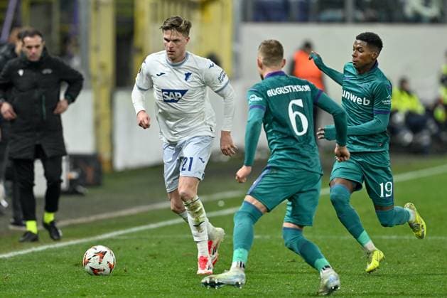 250130 RSC Anderlecht vs TSG Hoffenheim Marius Bulter (21) of Hoffenheim pictured in a duel with Nilson Angulo (19) of Anderlecht during the league phase - matchday 8 game in the Uefa Europa League season 2024-2025 between Royal Sporting Club Anderlecht and TSG 1899 Hoffenheim from Germany on January 30 , 2025 in Anderlecht, Belgium. (Photo by David Catry Isosport) Anderlecht Belgium  Copyright: xDavidxCatryx 20250130DC2_2253