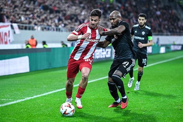 Olympiacos FC vs Qarabag UEFA Europa League 2024 25, Matchday 8 84 Charalampos Kostoulas of Olympiacos FC competing with 81 Kevin Medina of Qarabag during the Europa League, Matchday 8 match between Olympiacos FC and Qarabag at Georgios Karaiskakis Stadium in Piraeus, Greece, on January 30, 2025 Copyright: xBEAUTIFULxSPORTS Kyriazisx