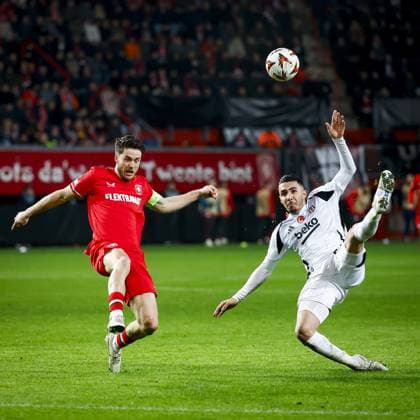 ENSCHEDE - (l-r) Ricky van Wolfswinkel of FC Twente, Emirhan Topcu of Besiktas JK during the UEFA Europa League match between FC Twente and Besiktas JK at Stadion De Grolsch Veste on Jan. 30, 2025 in Enschede, Netherlands. ANP VINCENT JANNINK UEFA Europa League 2024 25 League Phase MD8 2024 25 xVIxANPxSportx xxANPxIVx 518743517 originalFilename: 518743517.jpg