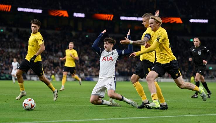 Tottenham Hotspur V IF Elfsborg, Europa Conference League. Mikey Moore (Spurs) falls down, but no penalty was awarded during the Tottenham Hotspur V IF Elfsborg UEFA Europa Conference League Matchday 6 match at the Tottenham Hotspur Stadium, London. Tottenham Tottenham Hotspur Stadium UK Copyright: xMartinxDaltonx SpursVSElfsborg_300125_MD_011