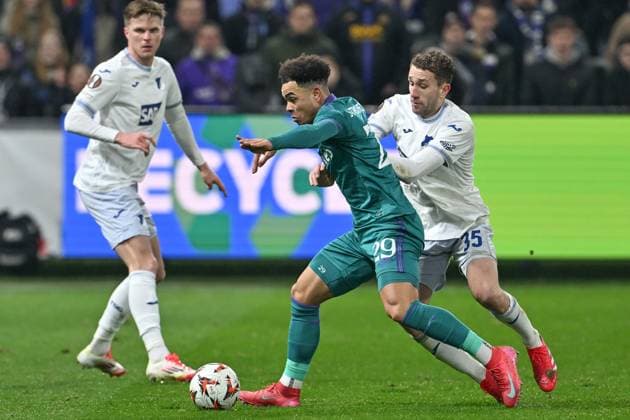 250130 RSC Anderlecht vs TSG Hoffenheim Mario Stroeykens (29) of Anderlecht pictured fighting for the ball with Arthur Chaves (35) of Hoffenheim during the league phase - matchday 8 game in the Uefa Europa League season 2024-2025 between Royal Sporting Club Anderlecht and TSG 1899 Hoffenheim from Germany on January 30 , 2025 in Anderlecht, Belgium. (Photo by David Catry Isosport) Anderlecht Belgium  Copyright: xDavidxCatryx 20250130DC2_2172