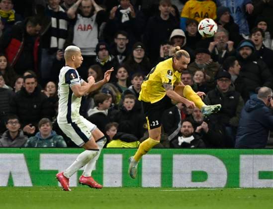 Tottenham Hotspur V IF Elfsborg, Europa Conference League. Niklas Hult (Elfsborg) clears, watched by Richarlison (Spurs) during the Tottenham Hotspur V IF Elfsborg UEFA Europa Conference League Matchday 6 match at the Tottenham Hotspur Stadium, London. Tottenham Tottenham Hotspur Stadium UK Copyright: xMartinxDaltonx SpursVSElfsborg_300125_MD_024