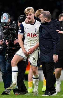 Tottenham Hotspur V IF Elfsborg, Europa Conference League. Ange Postecoglou (Spurs manager) congratulates Lucas Bergvall (Spurs) at the end of the game while he holds his groin during the Tottenham Hotspur V IF Elfsborg UEFA Europa Conference League Matchday 6 match at the Tottenham Hotspur Stadium, London. Tottenham Tottenham Hotspur Stadium UK Copyright: xMartinxDaltonx SpursVSElfsborg_300125_MD_046