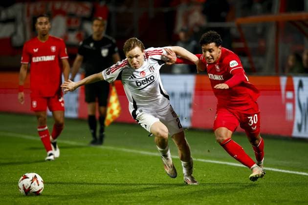 ENSCHEDE - (l-r) Jonas Svensson of Besiktas JK, Sayf Ltaief of FC Twente during the UEFA Europa League match between FC Twente and Besiktas JK at Stadion De Grolsch Veste on Jan. 30, 2025 in Enschede, Netherlands. ANP VINCENT JANNINK UEFA Europa League 2024 25 League Phase MD8 2024 25 xVIxANPxSportx xxANPxIVx 518744439 originalFilename: 518744439.jpg