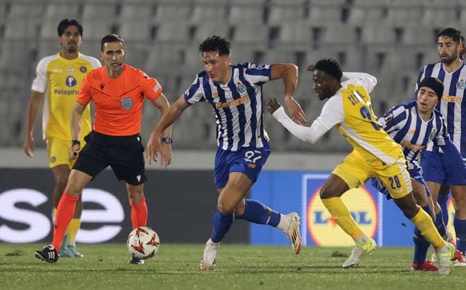 30.01.2025 Belgrade(Serbia) FC Maccabi Tel Aviv- FC Porto Uefa Europa League men s football Nikola Dabanovic(L) Montenegro referee,Deniz Gul (C) FC Porto, Issouf Sissokho(3L) Maccabi Tel Aviv :