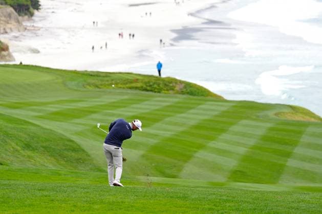 PEBBLE BEACH, CA - JANUARY 30: PGA, Golf Herren golfer Wyndham Clark plays his second shot on the 9th hole during the first round of the AT&T Pebble Beach Pro AM on January 30, 2025, at Pebble Beach Golf Links in Pebble Beach, California. (Photo by Brian Spurlock Icon Sportswire) GOLF: JAN 30 PGA AT&T Pebble Beach Pro-Am EDITORIAL USE ONLY Icon25013014