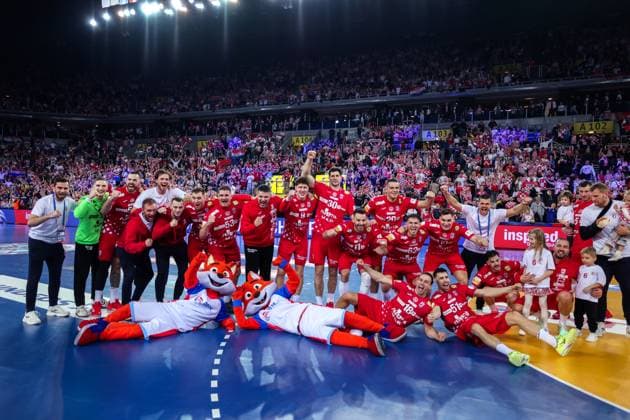 Sport Bilder des Tages ZAGREB, CROATIA - JANUARY 30, 2025: 29th IHF Men s World Championship, WM, Weltmeisterschaft 2025. Final round, Semifinals, France - Croatia. Croatian players and mascots posing for photographers. France - Croatia 
