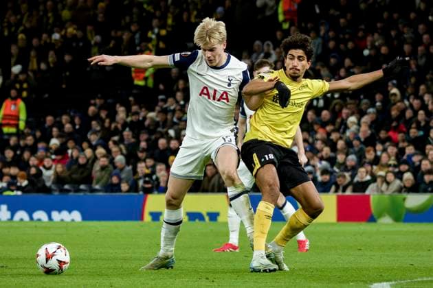 London, England, January 30 2025: Lucas Bergvall (15 Tottenham Hotspur) and Ahmed Qasem (18 IF Elfsborg) in action during the UEFA Europa League game between Tottenham Hotspur and IF Elfsborg at Tottenham Hotspur Stadium in London, England. (Pedro Porru SPP) (Pedro Porru SPP) Copyright: xPedroxPorrux xSPPx spp-en-PePoSp-spp_PePO_300125a-826160