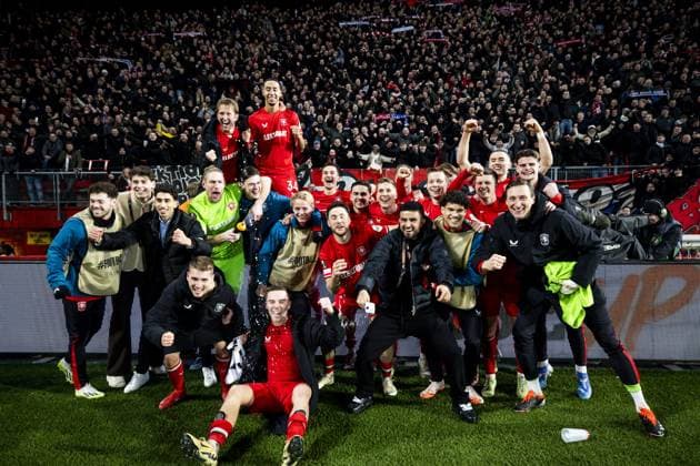 ENSCHEDE - Players of FC Twente celebrate victory during the UEFA Europa League match between FC Twente and Besiktas JK at Stadion De Grolsch Veste on Jan. 30, 2025 in Enschede, Netherlands. ANP VINCENT JANNINK UEFA Europa League 2024 25 League Phase MD8 2024 25 xVIxANPxSportx xxANPxIVx 518747569 originalFilename: 518747569.jpg