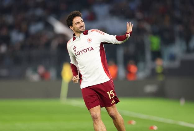 30.01.2025, Fussball UEFA Europa League, AS Roma - Eintracht Frankfurt, emonline, emspor, v.l., Mats Hummels (AS Roma) beim Aufwärmen DFL DFB REGULATIONS PROHIBIT ANY USE OF PHOTOGRAPHS AS IMAGE SEQUENCES AND OR QUASI-VIDEO. xdcx Copyright: HMBxMedia Claus