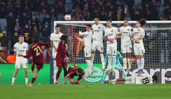 30 01 2025, Football UEFA Europa League, AS Roma Eintracht Frankfurt, emonline, emspor, v l , Paulo Dybala AS Roma at free kick, Fares Chaibi Eintracht Frankfurt , Hugo Ekitike Eintracht Frankfurt , Robin Koch Eintracht Frankfurt , Ellyes Skhiri Eintracht Frankfurt , Arthur Theate Eintracht Frankfurt DFL DFB REGULATIONS PROHIBIT ANY USE OF PHOTOGRAPHS AS IMAGE SEQUENCES AND OR QUASI VIDEO xdcx Copyright: HMBxMedia Claus