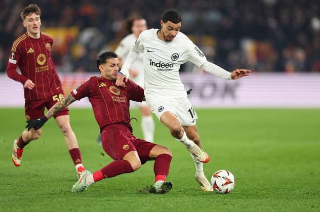 30 01 2025, Football UEFA Europa League, AS Roma Eintracht Frankfurt, emonline, emspor, v l , Leandro Paredes AS Roma , Hugo Ekitike Eintracht Frankfurt DFL DFB REGULATIONS PROHIBIT ANY USE OF PHOTOGRAPHS AS IMAGE SEQUENCES AND OR QUASI VIDEO xdcx Copyright: HMBxMedia Claus