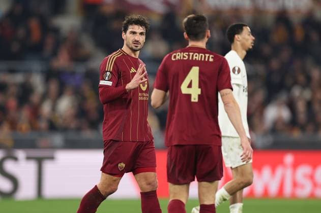 30 01 2025, Football UEFA Europa League, AS Roma Eintracht Frankfurt, emonline, emspor, v l , Mats Hummels AS Roma gives instructions, gesticulates, gesticulate with arms gives instructions, gesticulate DFL DFB REGULATIONS PROHIBIT ANY USE OF PHOTOGRAPHS AS IMAGE SEQUENCES AND OR QUASI VIDEO xdcx Copyright: HMBxMedia Claus