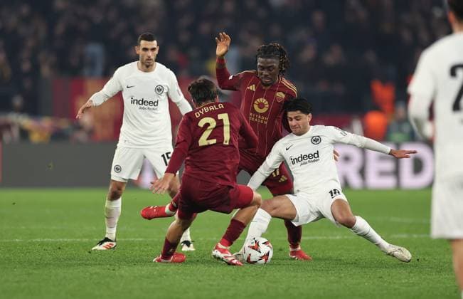 30 01 2025, Football UEFA Europa League, AS Roma Eintracht Frankfurt, emonline, emspor, v l , Ellyes Skhiri Eintracht Frankfurt , Paulo Dybala AS Roma , Manu Kone AS Roma , Mahmoud Dahoud Eintracht Frankfurt DFL DFB REGULATIONS PROHIBIT ANY USE OF PHOTOGRAPHS AS IMAGE SEQUENCES AND OR QUASI VIDEO xdcx Copyright: HMBxMedia Claus